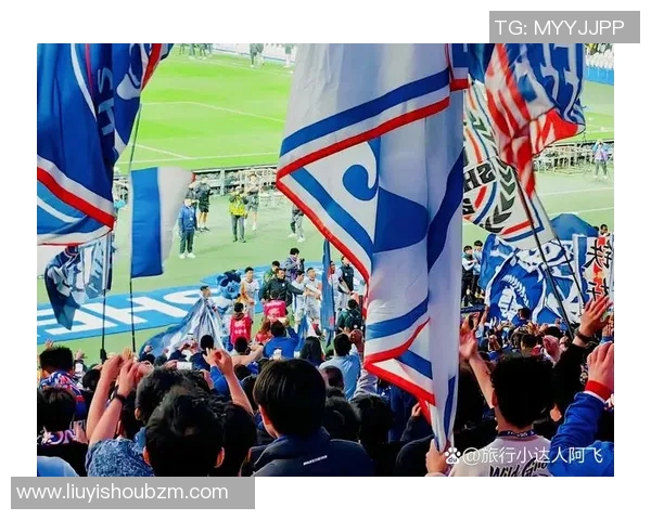 足球巨星现身看台引爆全场热议球迷欢呼掀起震撼氛围