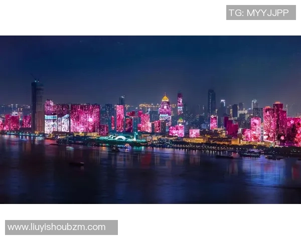 足球星灯点亮夜空 揭开足球魅力与艺术的完美融合